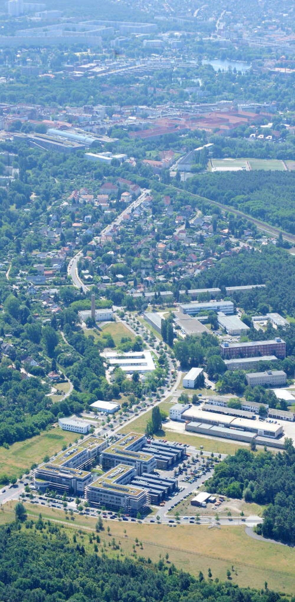 Berlin from the bird's eye view: Blick auf das Gelände des Innovationspark Wuhlheide auf dem ehemaligen Gelände des Ministeriums für Wissenschaft und Technik der DDR. Seit seiner Gründung im Jahr 1990 als erstes Technologie- und Gründerzentrum der neuen Bundesländer hat sich der IWP in Berlin zu einem wichtigen Gewerbe-Campus des Bezirks Treptow-Köpenick entwickelt.Betreiber ist die IMG mbH Innovationspark Wuhlheide Managementgesellschaft. The site of innovation Wuhlheide on the former site of the Ministry of Science and Technology of the GDR.