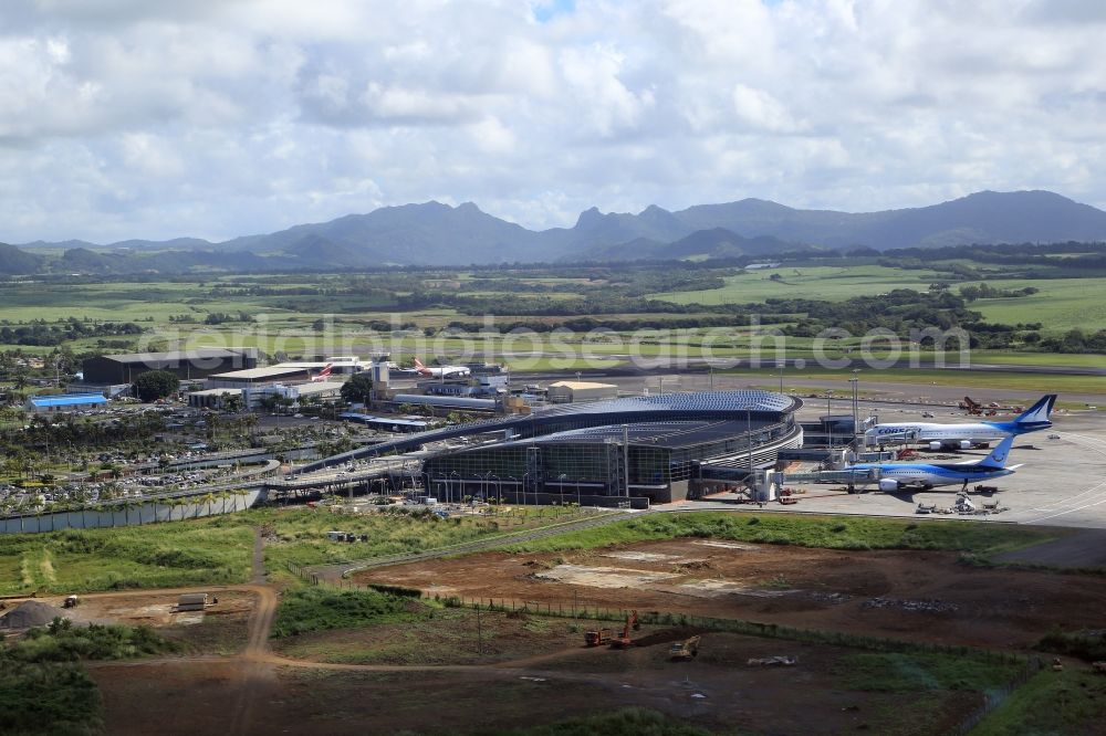 Aerial photograph Plaine Magnien - Terminals and airliners on the grounds of the International Airport Sir Seewoosagur Ramgoolam in Plaine Magnien, Mauritius