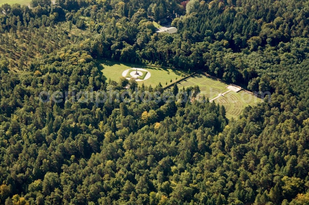 Aerial image Stahnsdorf - Grounds of the Italian and British military cemetery on the Southwest churchyard in Stahnsdorf in the state of Brandenburg