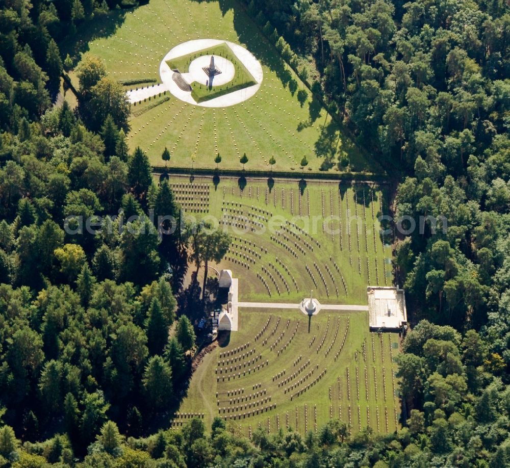 Stahnsdorf from the bird's eye view: Grounds of the Italian and British military cemetery on the Southwest churchyard in Stahnsdorf in the state of Brandenburg