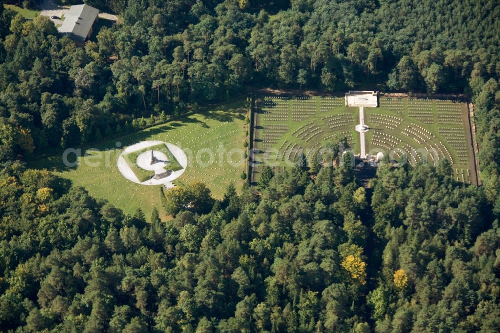 Aerial image Stahnsdorf - Grounds of the Italian and British military cemetery on the Southwest churchyard in Stahnsdorf in the state of Brandenburg