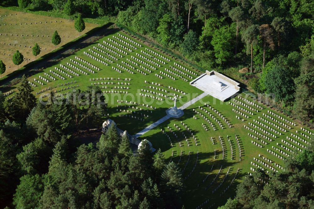 Stahnsdorf from the bird's eye view: Grounds of the Italian and British military cemetery on the Southwest churchyard in Stahnsdorf in the state of Brandenburg