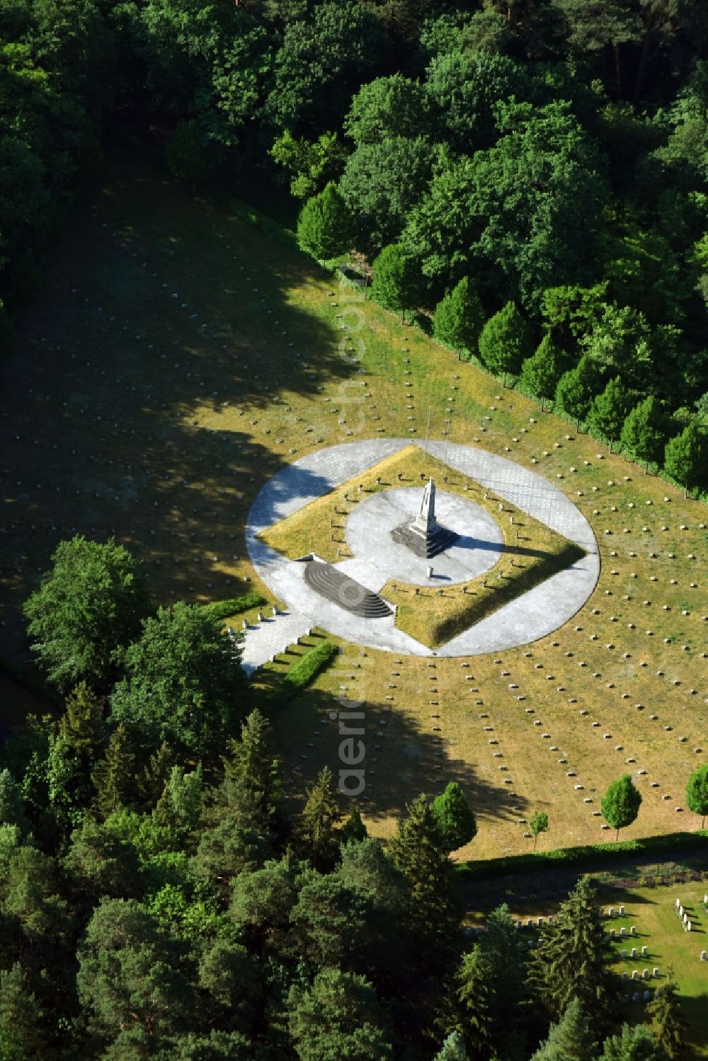 Aerial photograph Stahnsdorf - Grounds of the Italian and British military cemetery on the Southwest churchyard in Stahnsdorf in the state of Brandenburg