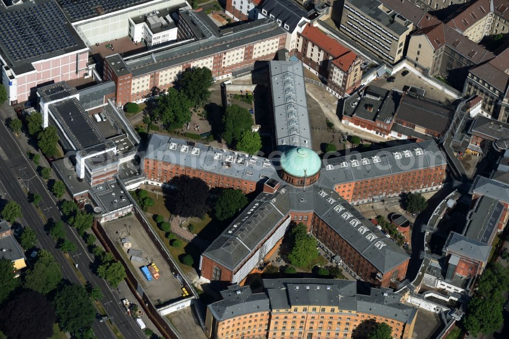 Aerial photograph Berlin - Prison grounds and high security fence Prison Alt-Moabit in Berlin