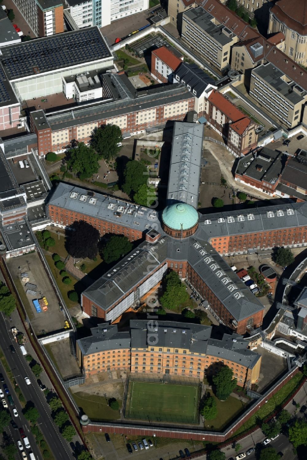 Aerial image Berlin - Prison grounds and high security fence Prison Alt-Moabit in Berlin