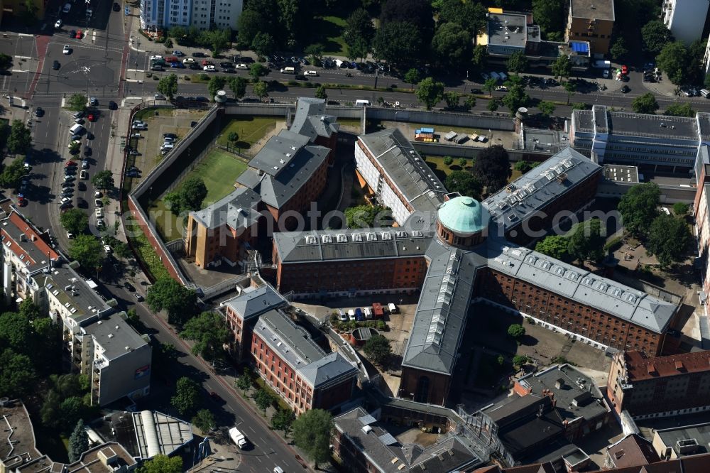 Aerial photograph Berlin - Prison grounds and high security fence Prison Alt-Moabit in Berlin