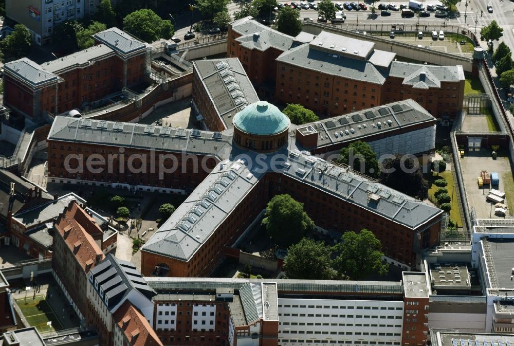 Aerial photograph Berlin - Prison grounds and high security fence Prison Alt-Moabit in Berlin