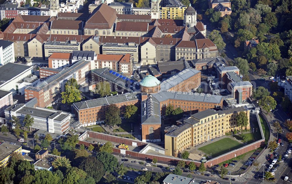 Berlin from the bird's eye view: Prison grounds and high security fence Prison Berlin-Moabit in Alt-Moabit in the district Moabit in Berlin, Germany