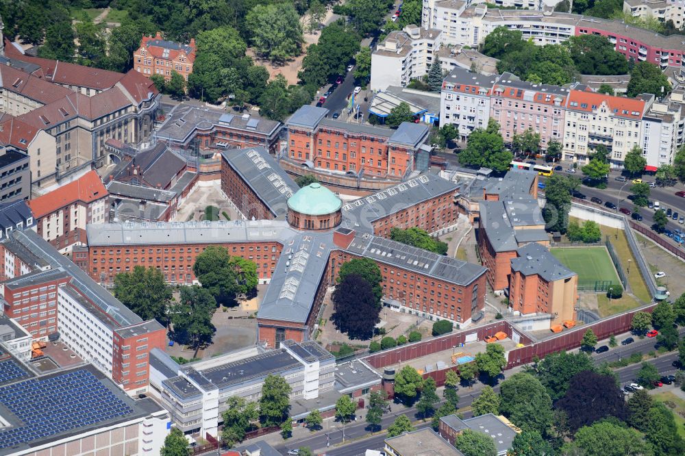 Berlin from the bird's eye view: Prison grounds and high security fence Prison Berlin-Moabit in Alt-Moabit in the district Moabit in Berlin, Germany