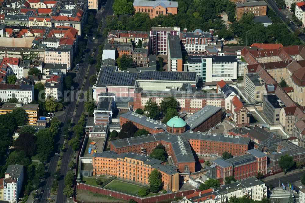 Berlin from the bird's eye view: Prison grounds and high security fence Prison Berlin-Moabit in Alt-Moabit in the district Moabit in Berlin, Germany