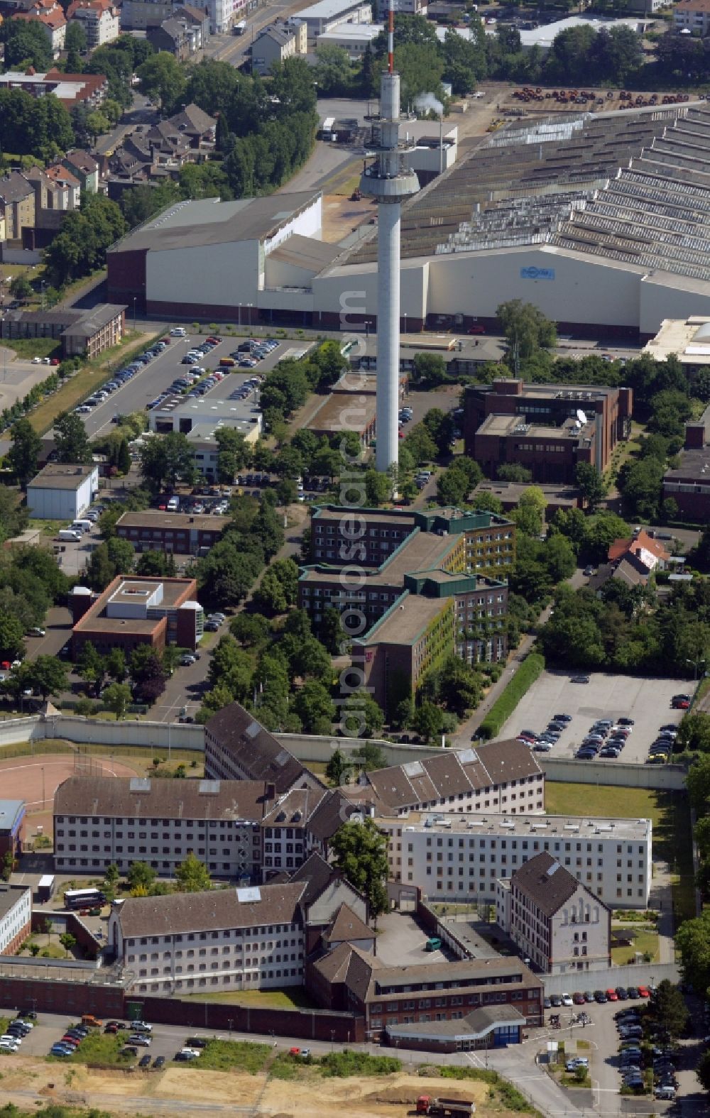 Aerial photograph Bochum - Prison grounds and high security fence Prison in Bochum in the state North Rhine-Westphalia