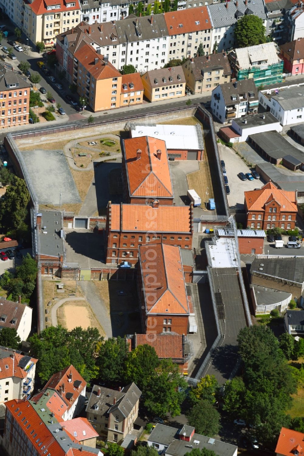 Braunschweig from the bird's eye view: Prison grounds and high security fence Prison Braunschweig on Rennelbergstrasse in the district Westliches Ringgebiet in Brunswick in the state Lower Saxony, Germany