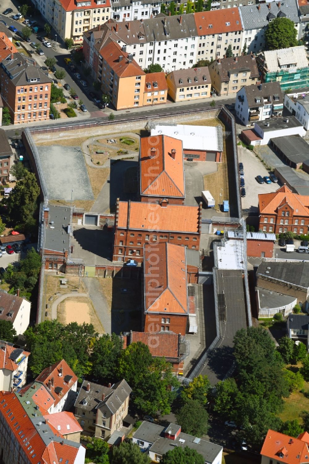 Aerial image Braunschweig - Prison grounds and high security fence Prison Braunschweig on Rennelbergstrasse in the district Westliches Ringgebiet in Brunswick in the state Lower Saxony, Germany