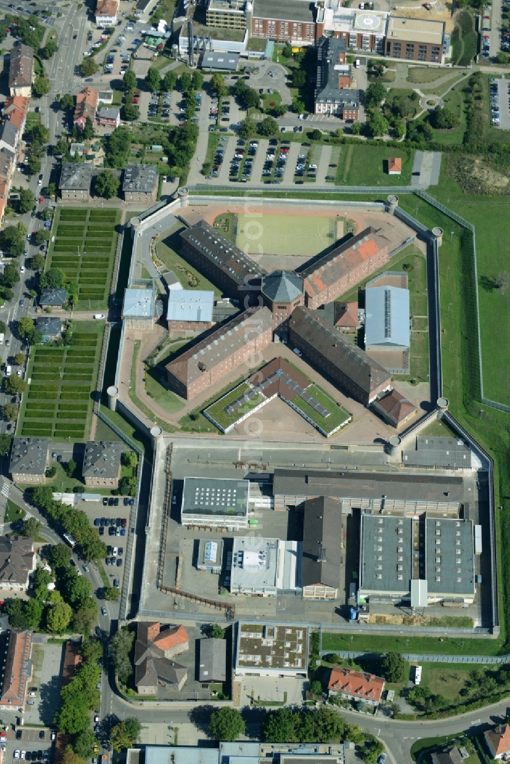 Aerial photograph Bruchsal - Prison grounds and high security fence Prison in Bruchsal in the state Baden-Wuerttemberg