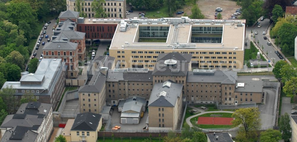 Chemnitz from the bird's eye view: Prison grounds of JVA Chemnitz Kassberg in Chemnitz in the state of Saxony. The building complex stands adjacent to the building of the court and the justice centre of the town