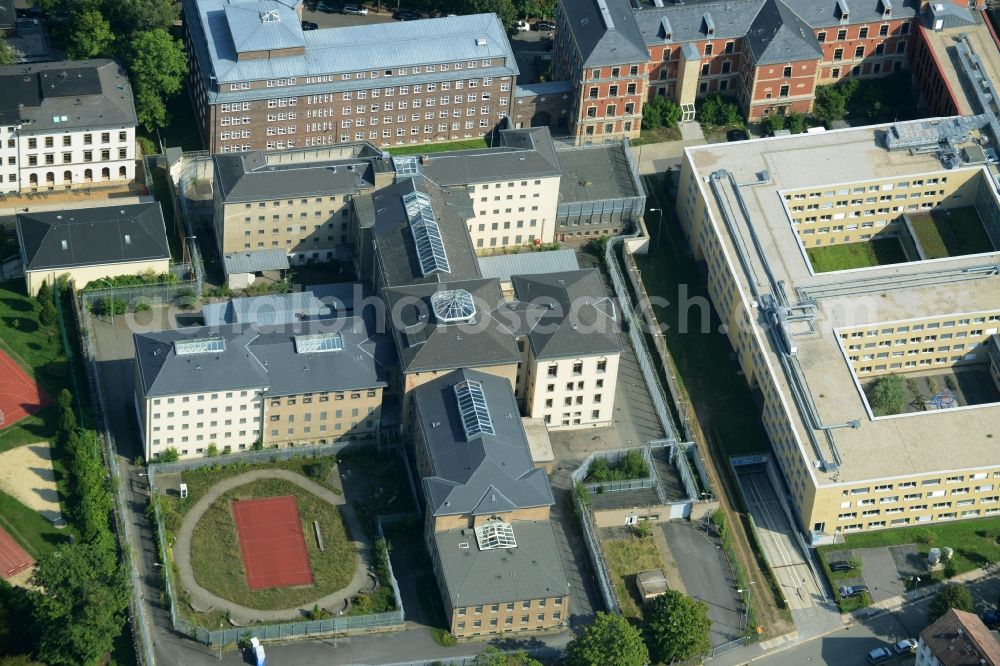 Chemnitz from the bird's eye view: Prison grounds of JVA Chemnitz Kassberg in Chemnitz in the state of Saxony. The building complex stands adjacent to the building of the court and the justice centre of the town