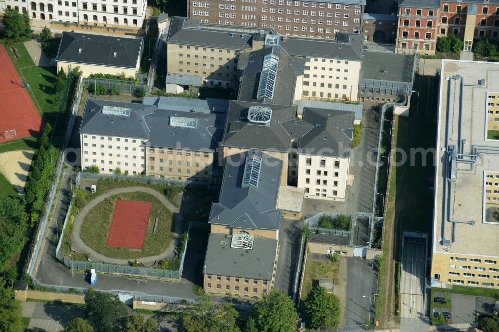 Chemnitz from the bird's eye view: Prison grounds of JVA Chemnitz Kassberg in Chemnitz in the state of Saxony. The building complex stands adjacent to the building of the court and the justice centre of the town