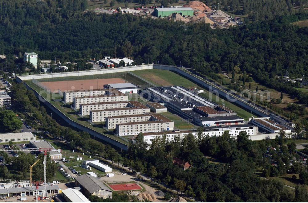 Aerial photograph Dresden - Prison grounds and high security fence Prison Dresden on Hammerweg in Dresden in the state Saxony