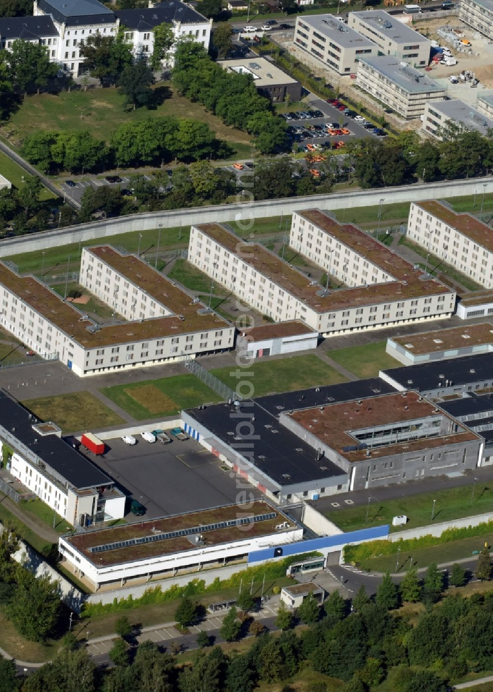 Aerial photograph Dresden - Prison grounds and high security fence Prison Dresden on Hammerweg in Dresden in the state Saxony