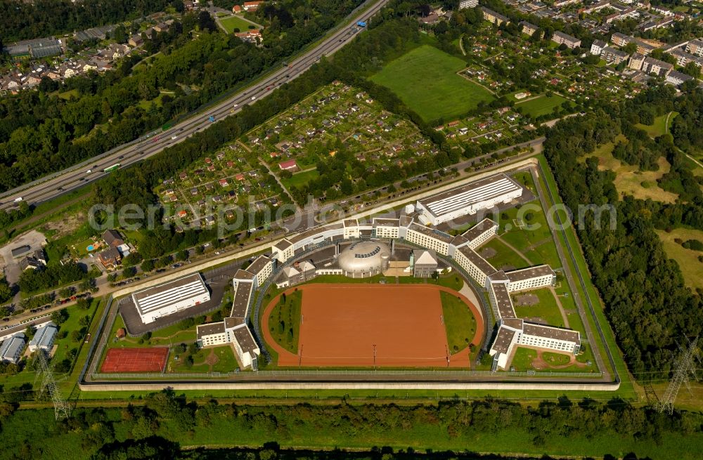 Gelsenkirchen from the bird's eye view: Prison grounds and high security fence Prison in Gelsenkirchen in the state North Rhine-Westphalia