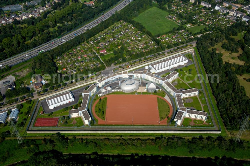 Aerial image Gelsenkirchen - Prison grounds and high security fence Prison in Gelsenkirchen in the state North Rhine-Westphalia