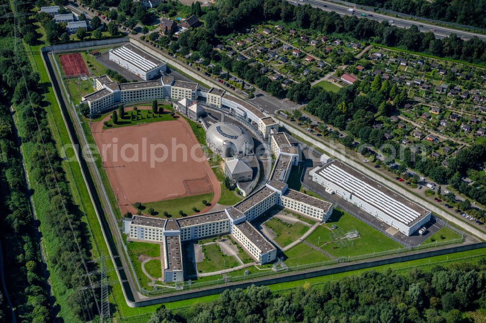 Aerial photograph Gelsenkirchen - Prison grounds and high security fence Prison in Gelsenkirchen in the state North Rhine-Westphalia, Germany