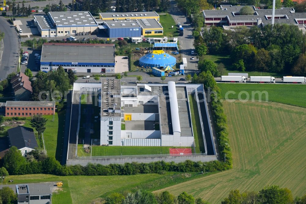 Aerial photograph Hof - Prison grounds and high security fence Prison Hof in Hof in the state Bavaria, Germany