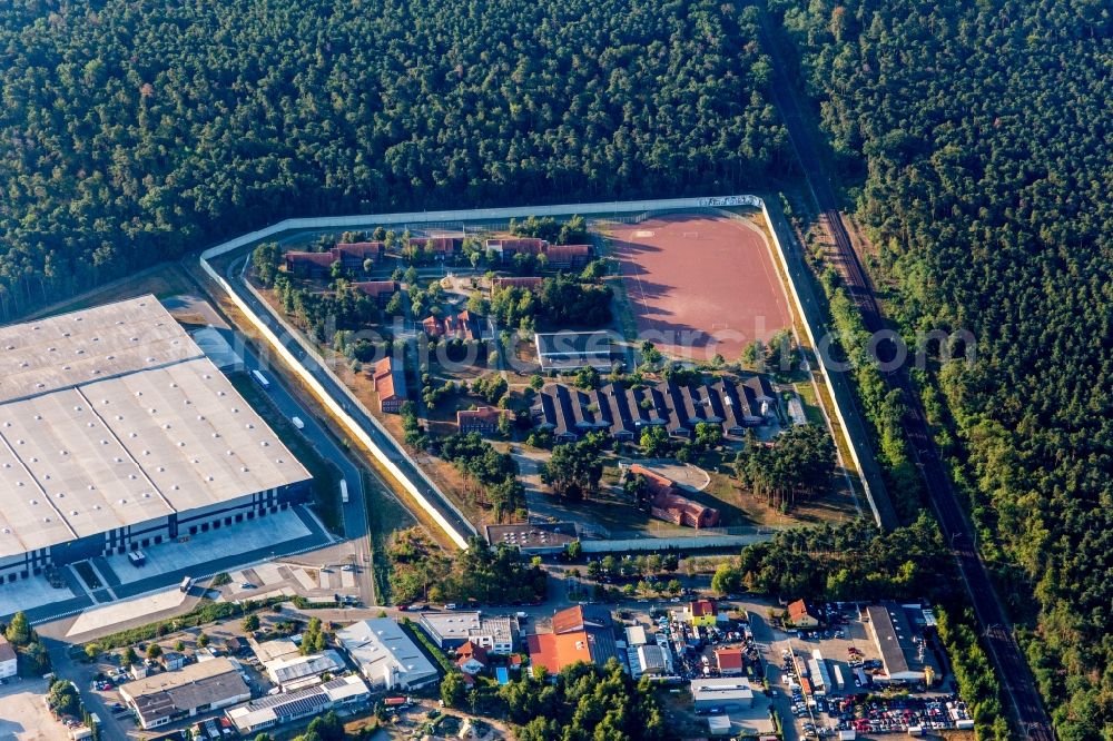 Aerial photograph Schifferstadt - Prison grounds and high security fence Prison Jugendstrafanstalt Schifferstadt in Schifferstadt in the state Rhineland-Palatinate, Germany