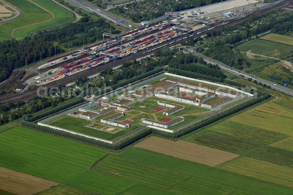 Aerial image Hamburg - Prison grounds and high security fence Prison Justizvollzugsanstalt Billwerder on Dweerlandweg in Hamburg