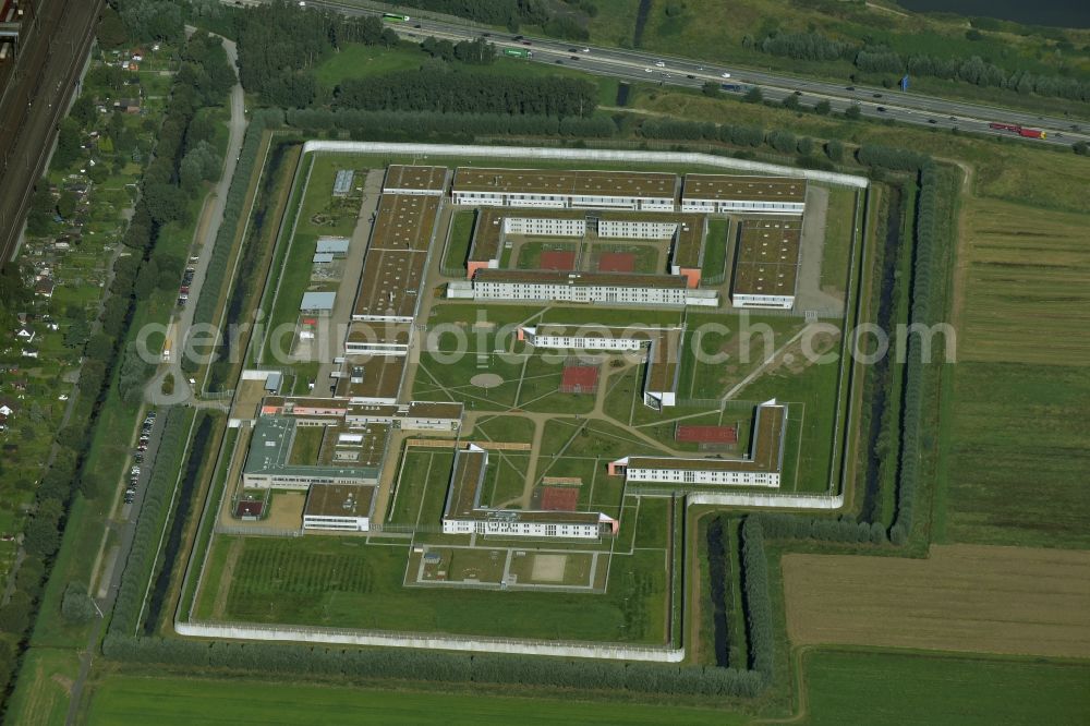 Aerial photograph Hamburg - Prison grounds and high security fence Prison Justizvollzugsanstalt Billwerder on Dweerlandweg in Hamburg