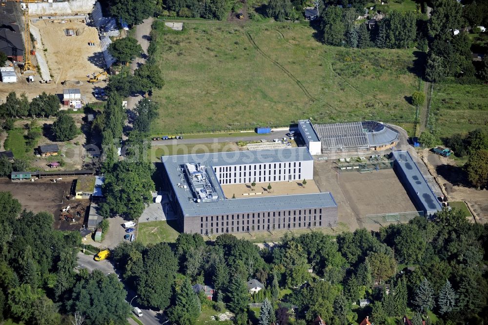 Aerial photograph Berlin - Prison grounds Justizvollzugsanstalt Dueppel on Robert-von-Ostertag-Strasse in the district Zehlendorf in Berlin