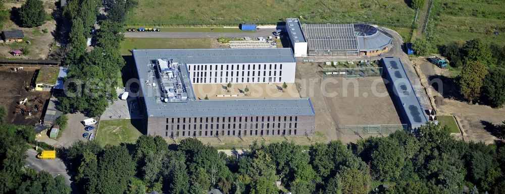 Berlin from the bird's eye view: Prison grounds Justizvollzugsanstalt Dueppel on Robert-von-Ostertag-Strasse in the district Zehlendorf in Berlin