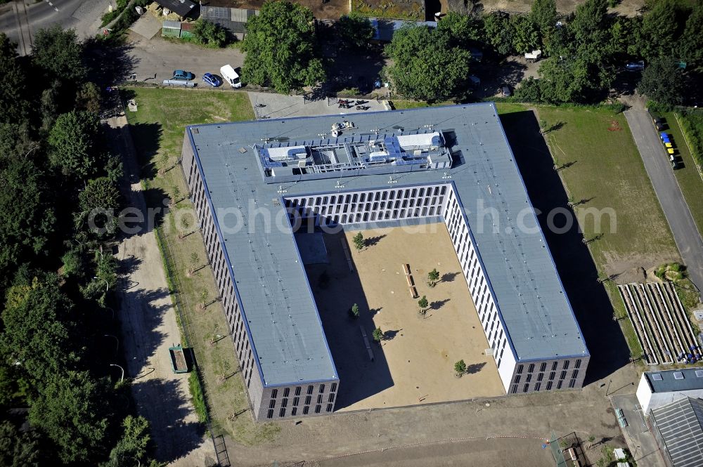 Berlin from above - Prison grounds Justizvollzugsanstalt Dueppel on Robert-von-Ostertag-Strasse in the district Zehlendorf in Berlin