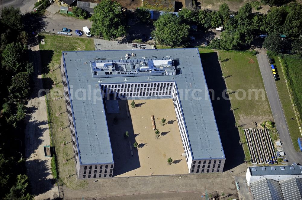 Berlin from the bird's eye view: Prison grounds Justizvollzugsanstalt Dueppel on Robert-von-Ostertag-Strasse in the district Zehlendorf in Berlin