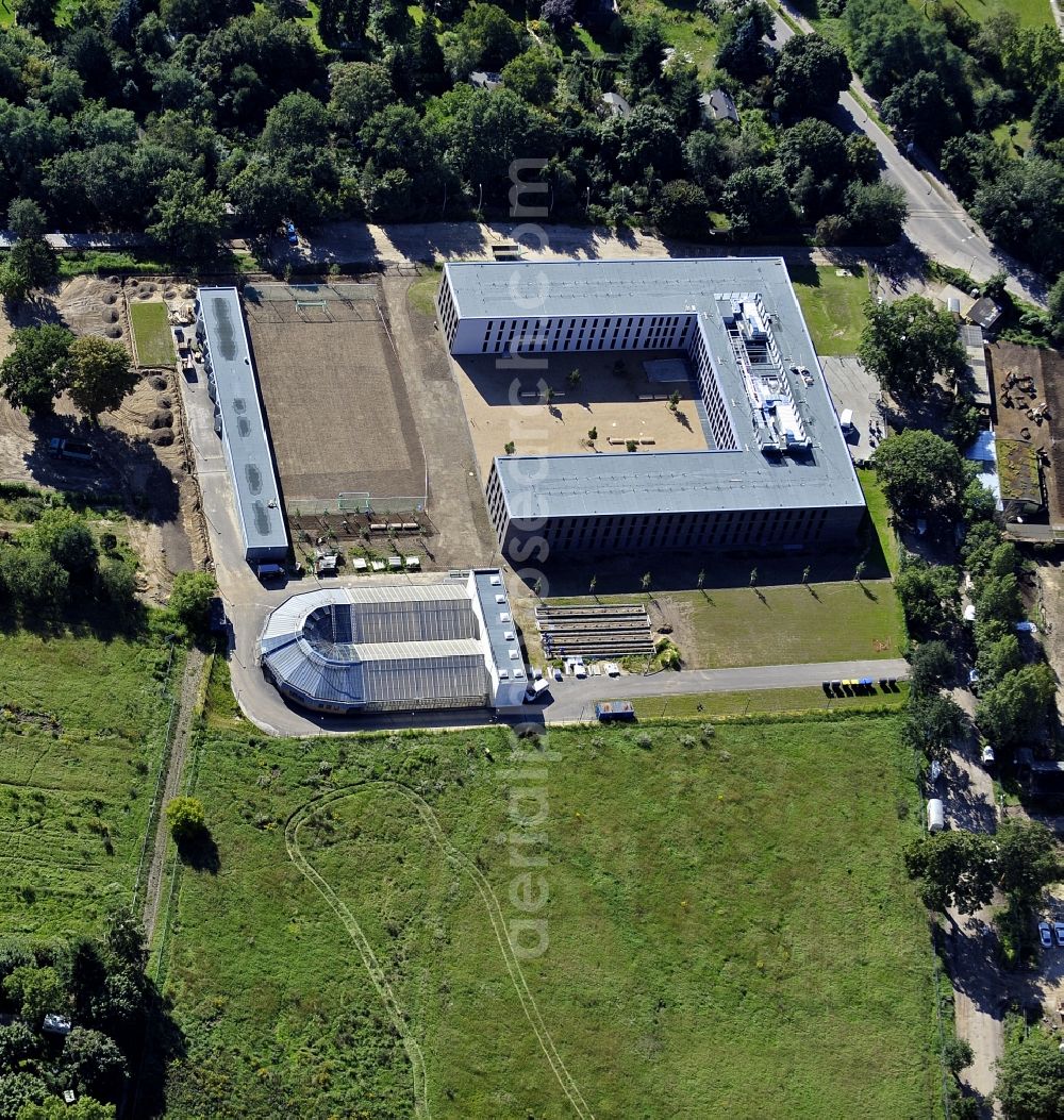 Berlin from the bird's eye view: Prison grounds Justizvollzugsanstalt Dueppel on Robert-von-Ostertag-Strasse in the district Zehlendorf in Berlin