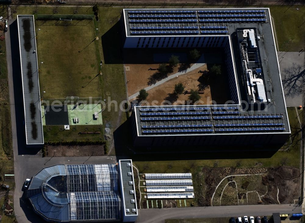 Berlin from the bird's eye view: Prison grounds Justizvollzugsanstalt Dueppel on Robert-von-Ostertag-Strasse in the district Zehlendorf in Berlin