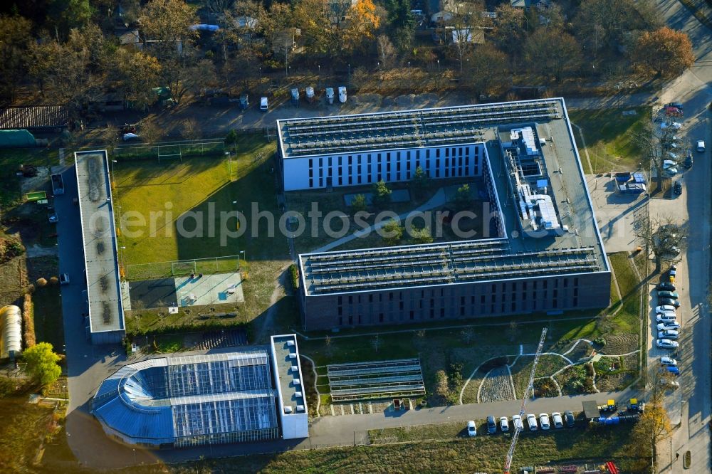 Aerial photograph Berlin - Prison grounds Justizvollzugsanstalt Dueppel on Robert-von-Ostertag-Strasse in the district Zehlendorf in Berlin