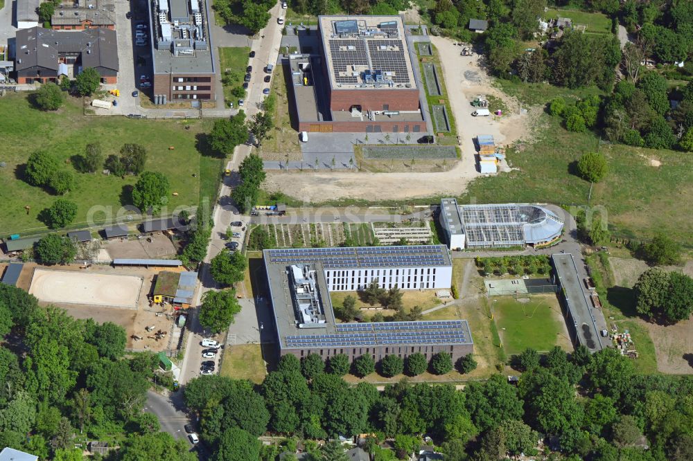 Aerial image Berlin - Prison grounds Justizvollzugsanstalt Dueppel on Robert-von-Ostertag-Strasse on street Robert-von-Ostertag-Strasse in the district Zehlendorf in Berlin