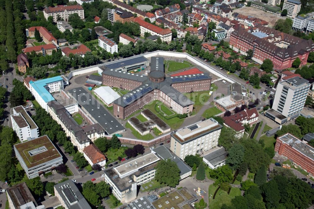 Freiburg im Breisgau from above - Prison grounds and high security fence Prison Freiburg on Hermann-Herder-Strasse in Freiburg im Breisgau in the state Baden-Wuerttemberg