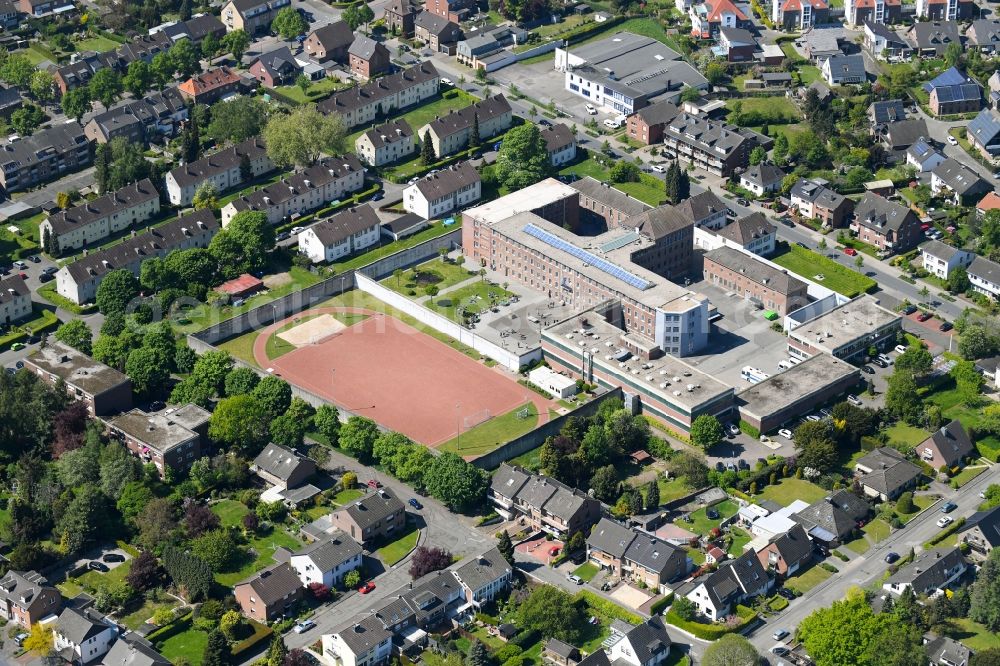 Aerial photograph Kleve - Prison grounds and high security fence Prison on Krohnestrasse in Kleve in the state North Rhine-Westphalia, Germany