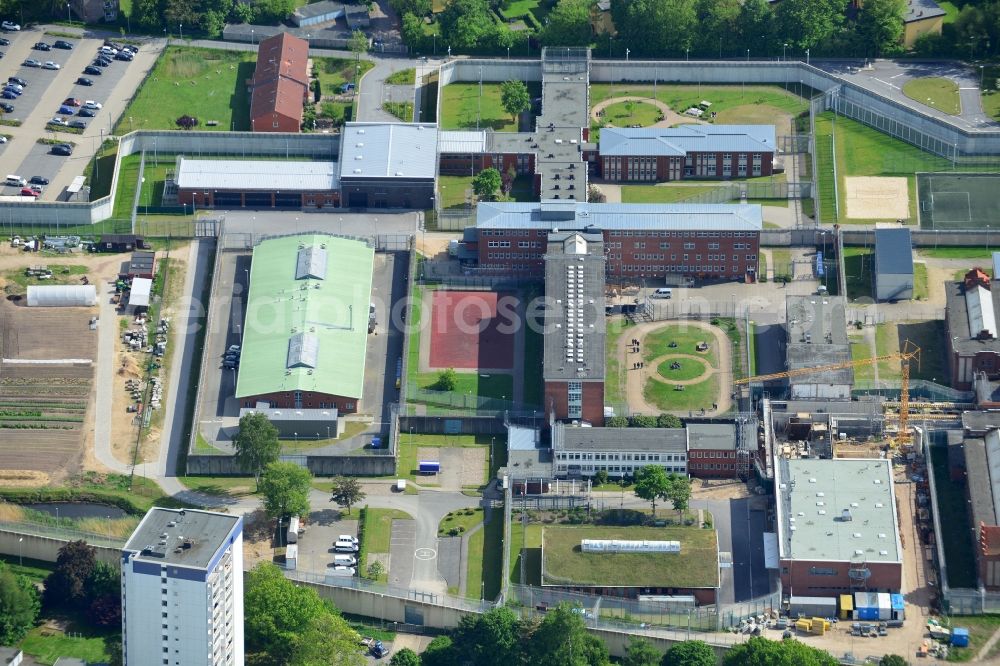 Lübeck from the bird's eye view: Prison grounds and high security fence Prison in Luebeck in the state Schleswig-Holstein