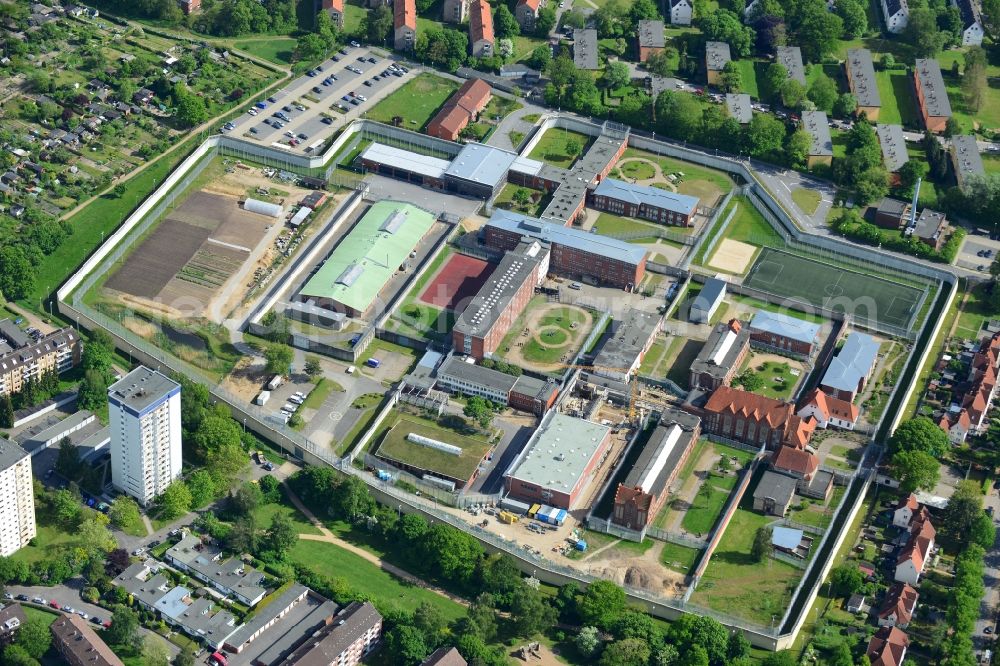 Aerial image Lübeck - Prison grounds and high security fence Prison in Luebeck in the state Schleswig-Holstein