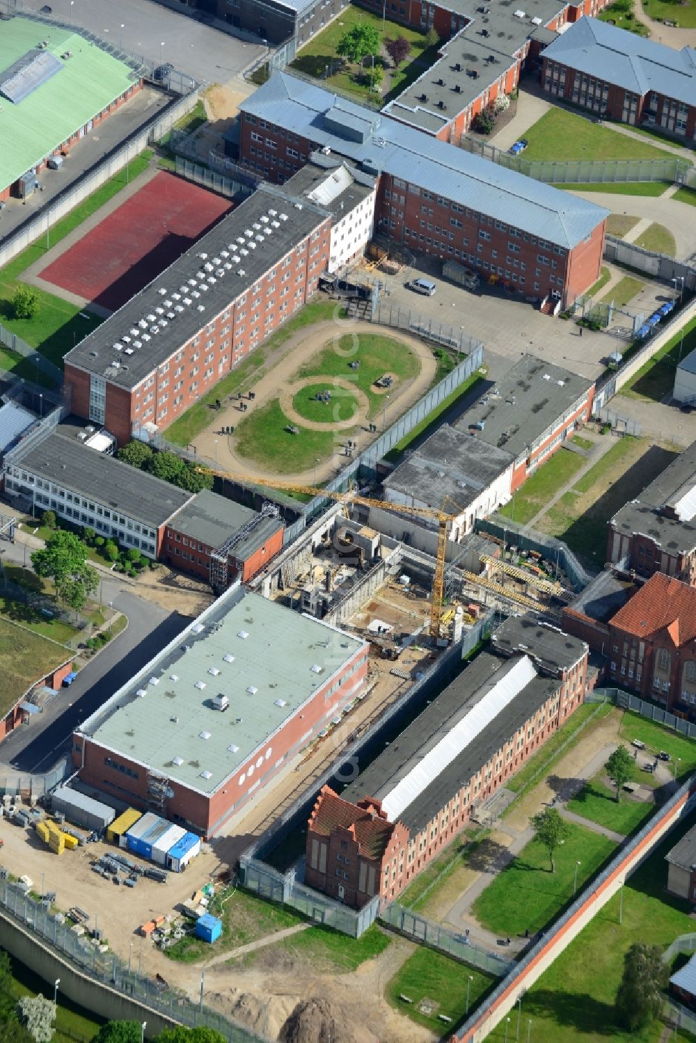 Lübeck from the bird's eye view: Prison grounds and high security fence Prison in Luebeck in the state Schleswig-Holstein