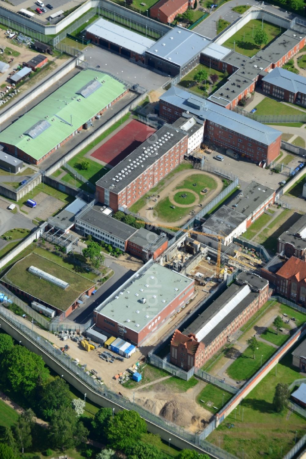 Aerial image Lübeck - Prison grounds and high security fence Prison in Luebeck in the state Schleswig-Holstein