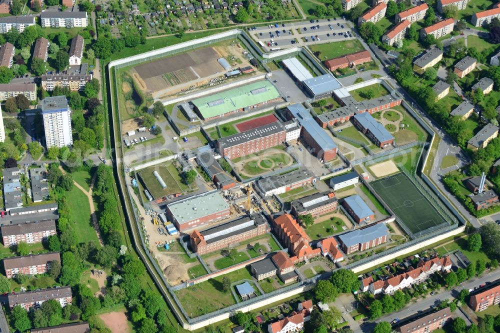 Aerial photograph Lübeck - Prison grounds and high security fence Prison in Luebeck in the state Schleswig-Holstein