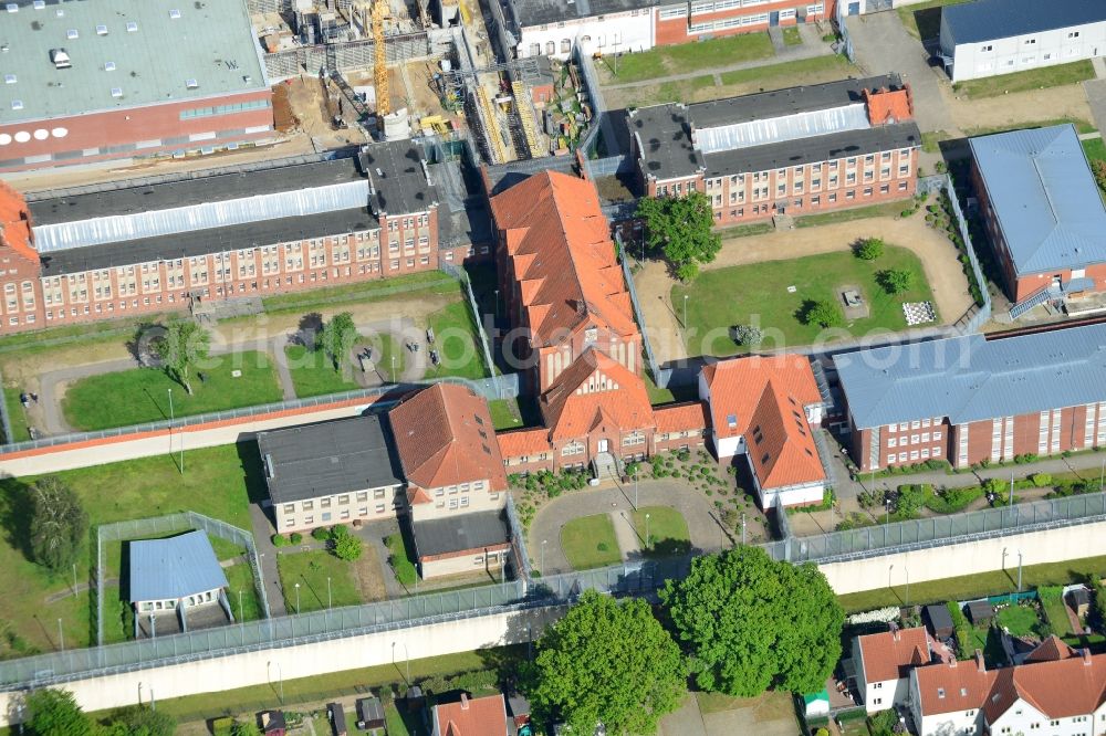 Aerial image Lübeck - Prison grounds and high security fence Prison in Luebeck in the state Schleswig-Holstein