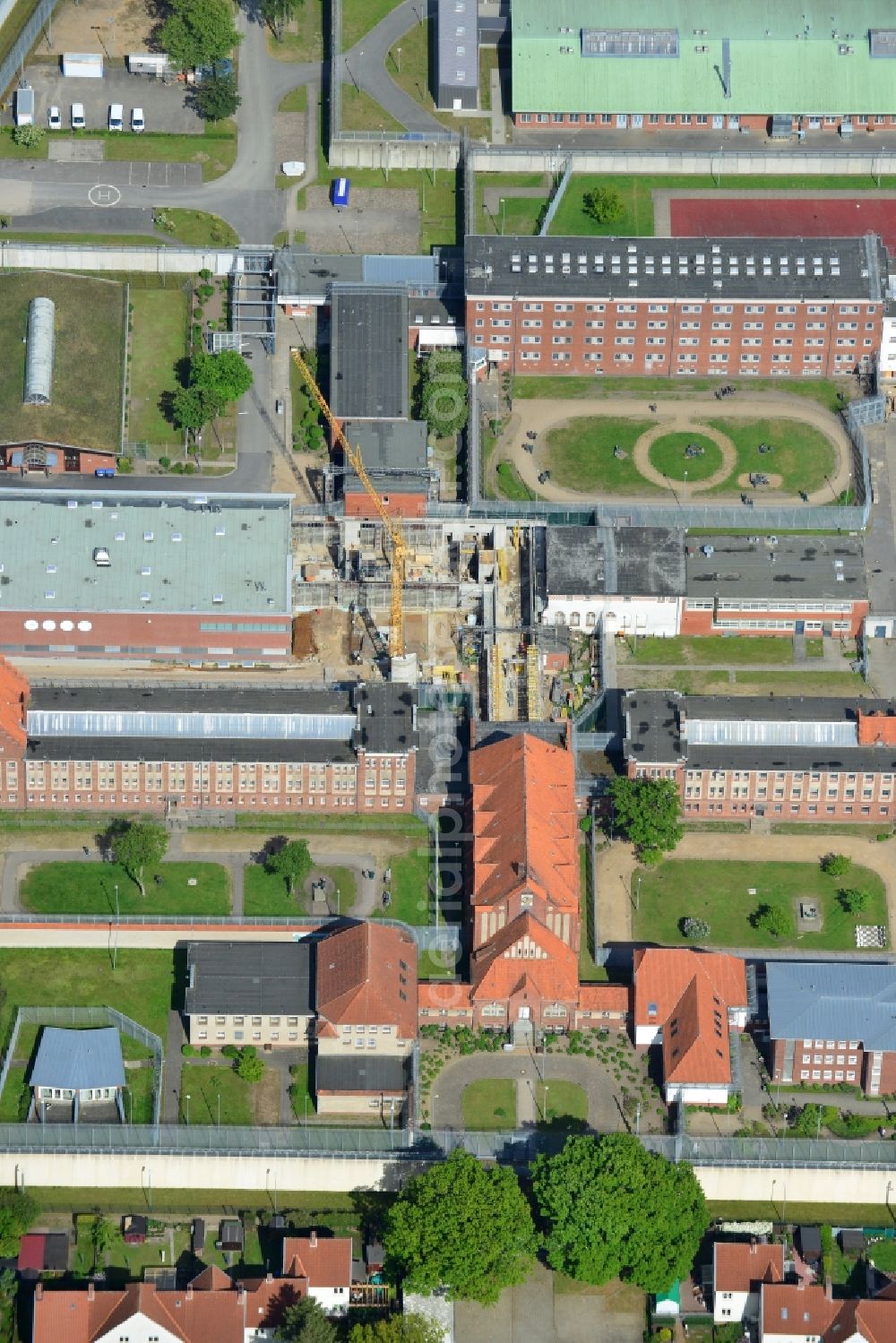 Aerial photograph Lübeck - Prison grounds and high security fence Prison in Luebeck in the state Schleswig-Holstein