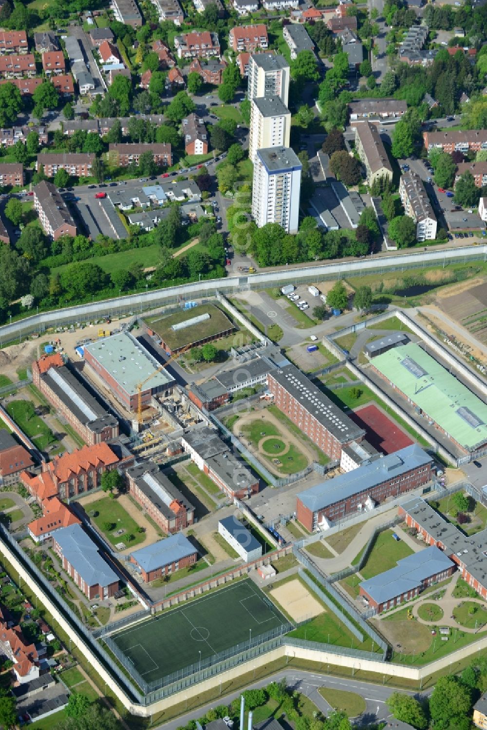 Aerial photograph Lübeck - Prison grounds and high security fence Prison in Luebeck in the state Schleswig-Holstein