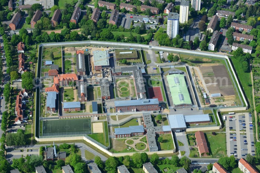 Lübeck from the bird's eye view: Prison grounds and high security fence Prison in Luebeck in the state Schleswig-Holstein