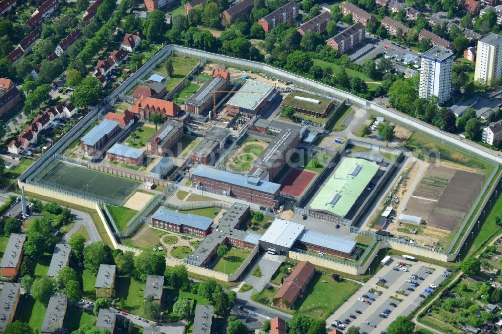 Aerial photograph Lübeck - Prison grounds and high security fence Prison in Luebeck in the state Schleswig-Holstein